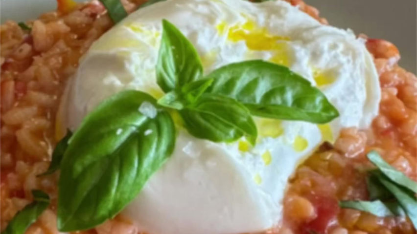 Tomatenrisotto mit Burrata